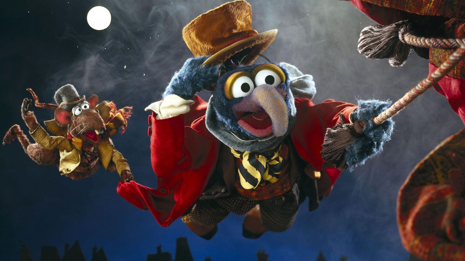 The Muppet Christmas Carol: Rizzo the Rat holding Gonzo's coat as they swing through the night sky