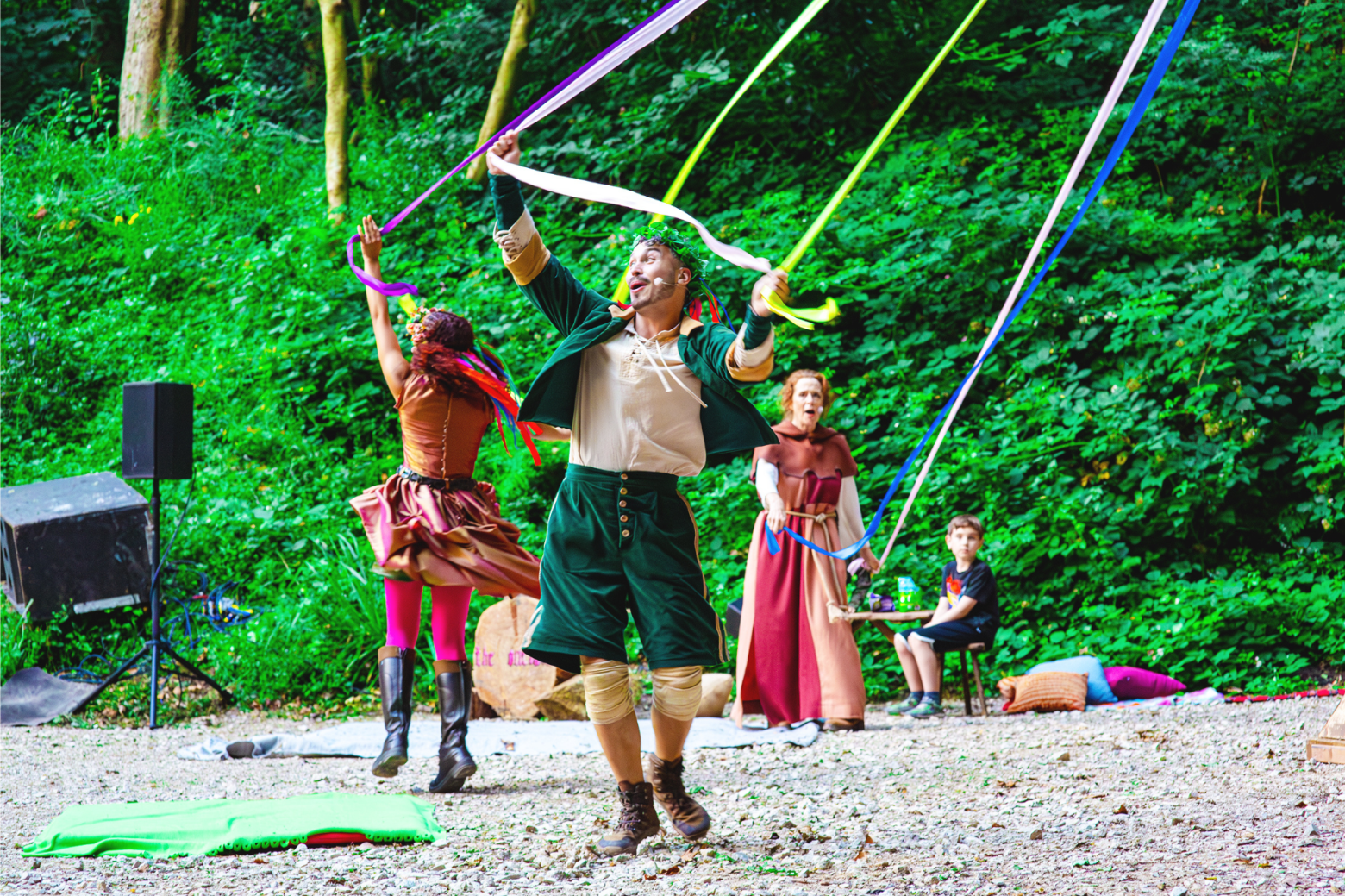 The Robin Hood cast dancing around a paypoll 